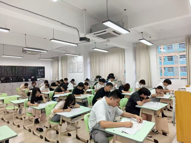 记录普华单招2027届周考现场！严抓学风，精准把握教学动态